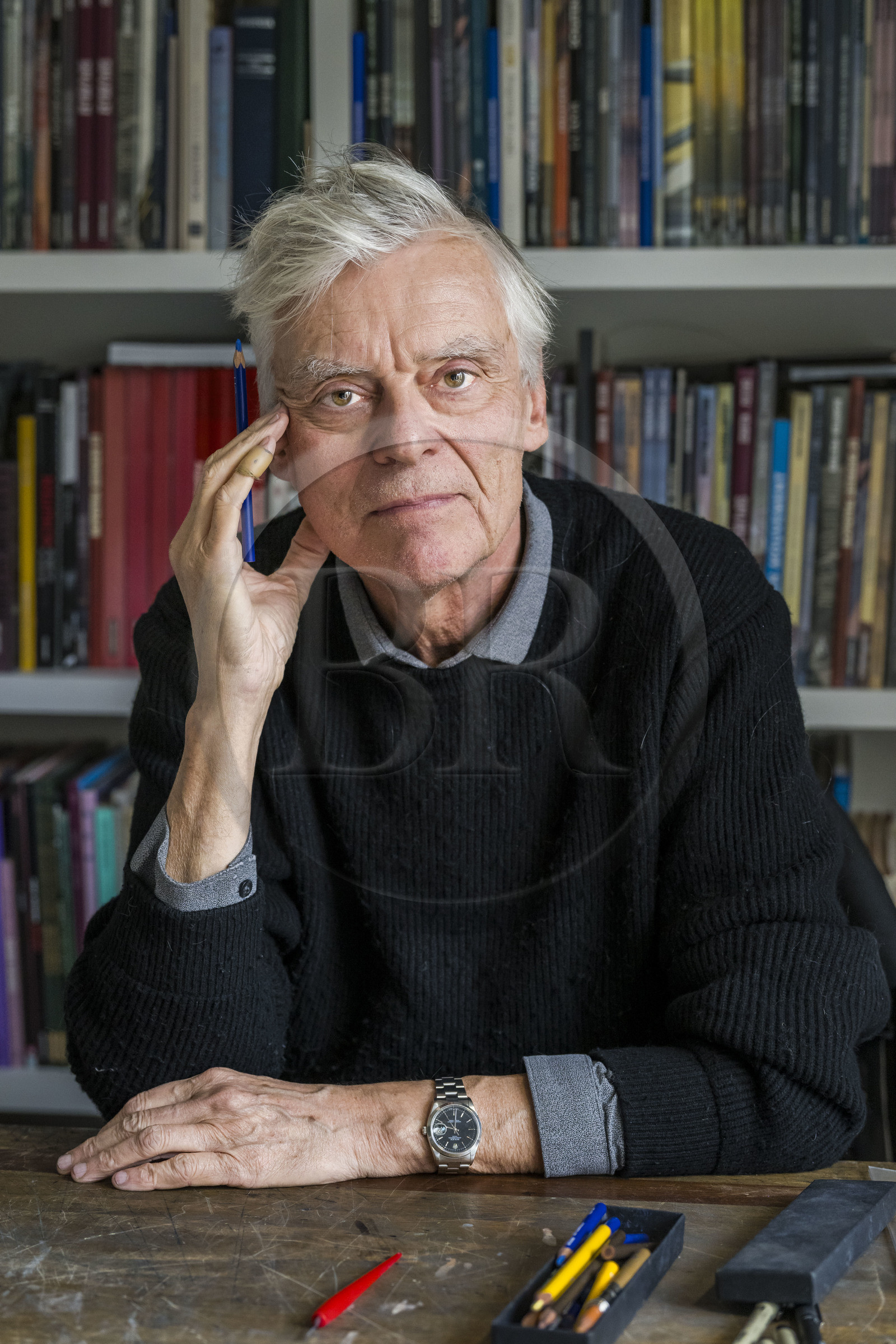 France, Paris (75), le dessinateur et auteur de bande-dessinée François Schuiten dans son atelier parisien