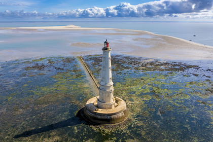 France, Gironde (33), le Verdon-sur-Mer, plateau rocheux de Cordouan à marée basse, phare de Cordouan, classé Patrimoine Mondial de l'UNESCO (vue aérienne)