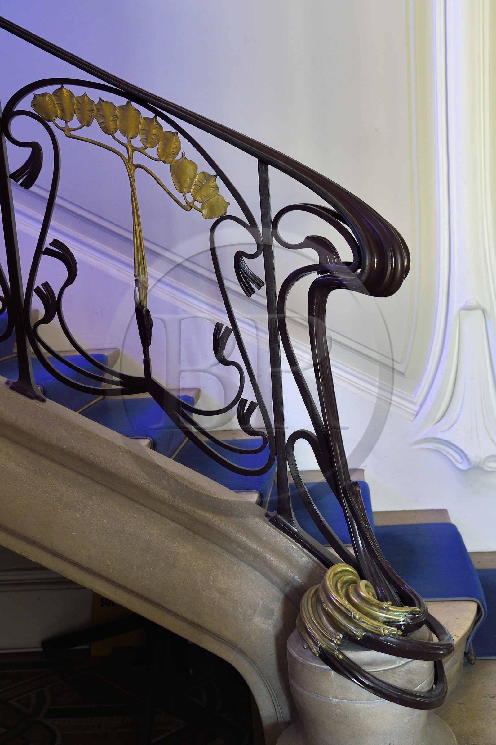 France, Meurthe-et-Moselle (54), Nancy, la maison Bergeret de style Art Nouveau, ferronneries au motif de la fleur monnaie du pape de l'escalier signées Louis Majorelle