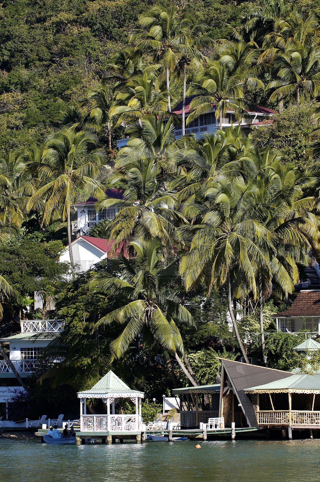 Caraïbes, île de Sainte-Lucie, villas d'hôtel cachées dans la végétation de Marigot Bay
