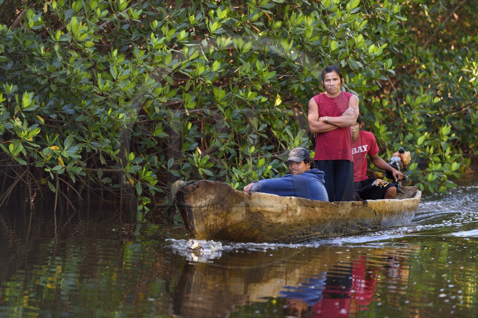 Nicaragua, la côte pacifique de Leon, pirogue dans la mangrove du parc national Isla Juan Venado