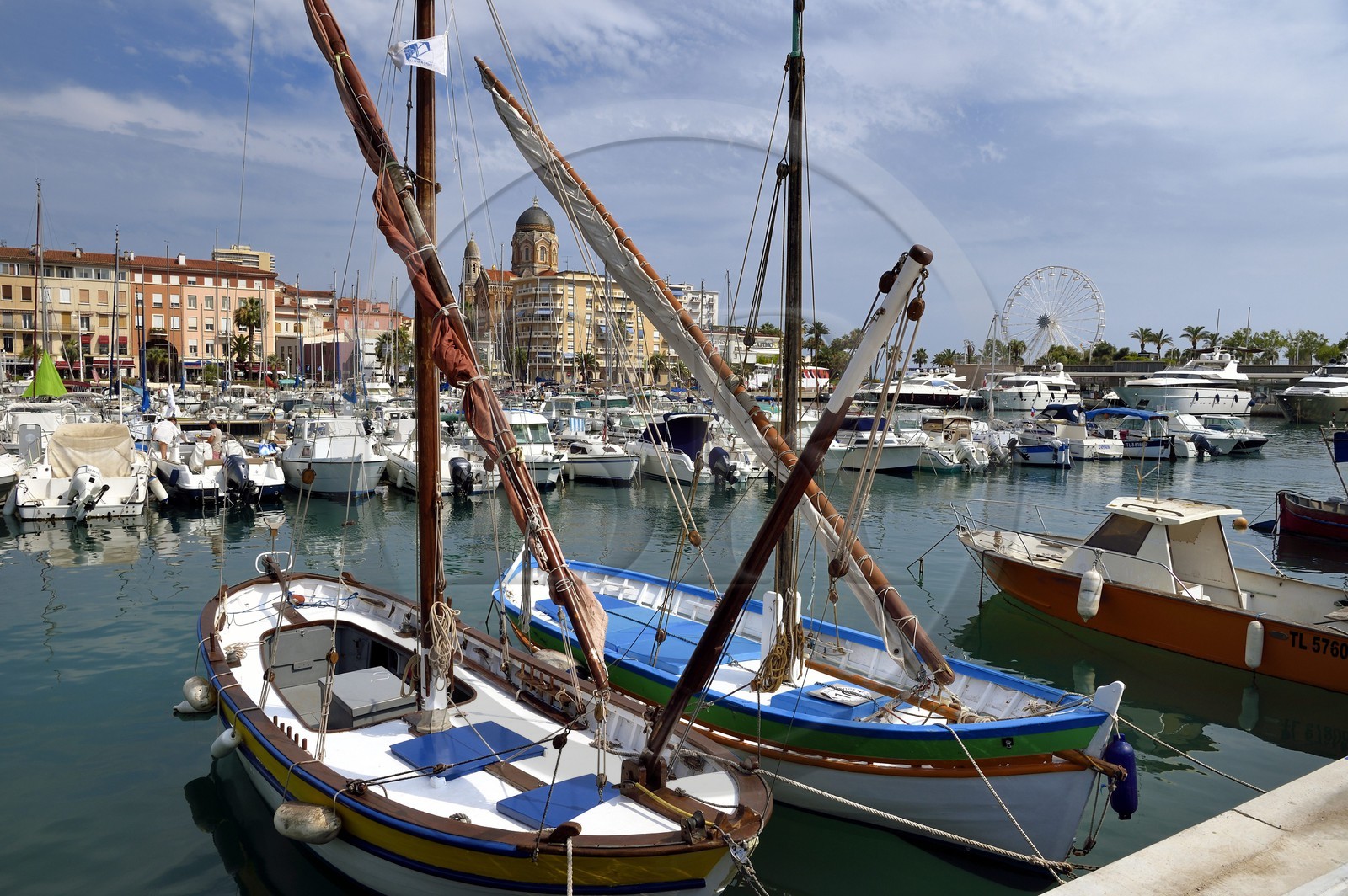 France, Var (83), Saint-Raphaël, pointus dans le vieux port et la basilique Notre-Dame-de-la-Victoire