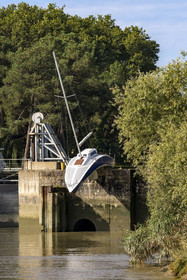 France, Loire-Atlantique (44), Le Pellerin, collection d'art contemporain à ciel ouvert Estuaire, le voilier sculpture de 9 m de long Misconceivable réalisé par l'artiste autrichien Erwin Wurm à l'écluse d'accès au canal de la Martinière sur la Loire