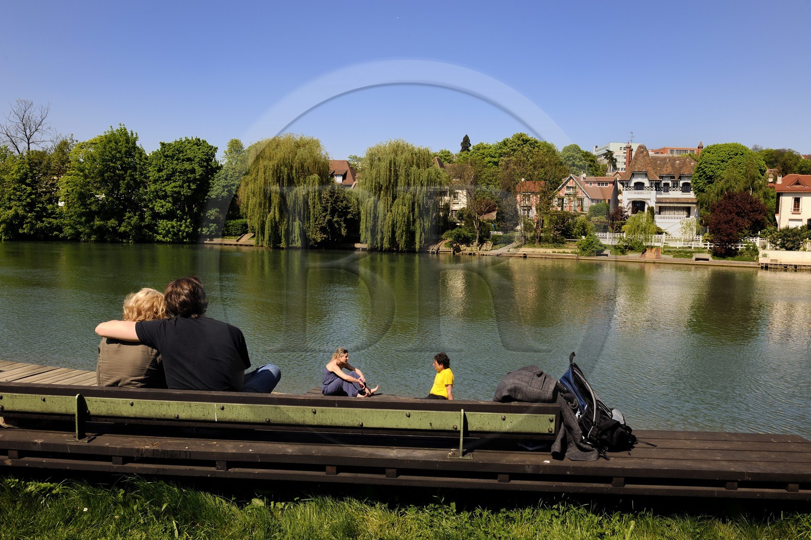 France, Val-de-Marne (94), les bords de Marne, couple d'amoureux sur la promenade de Polangis à Champigny-sur-Marne et les villas de Nogent-sur-Marne