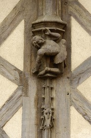 France, Loir et Cher (41), Blois, maison des acrobates du 15è siècle, détail des pans de bois sculptés