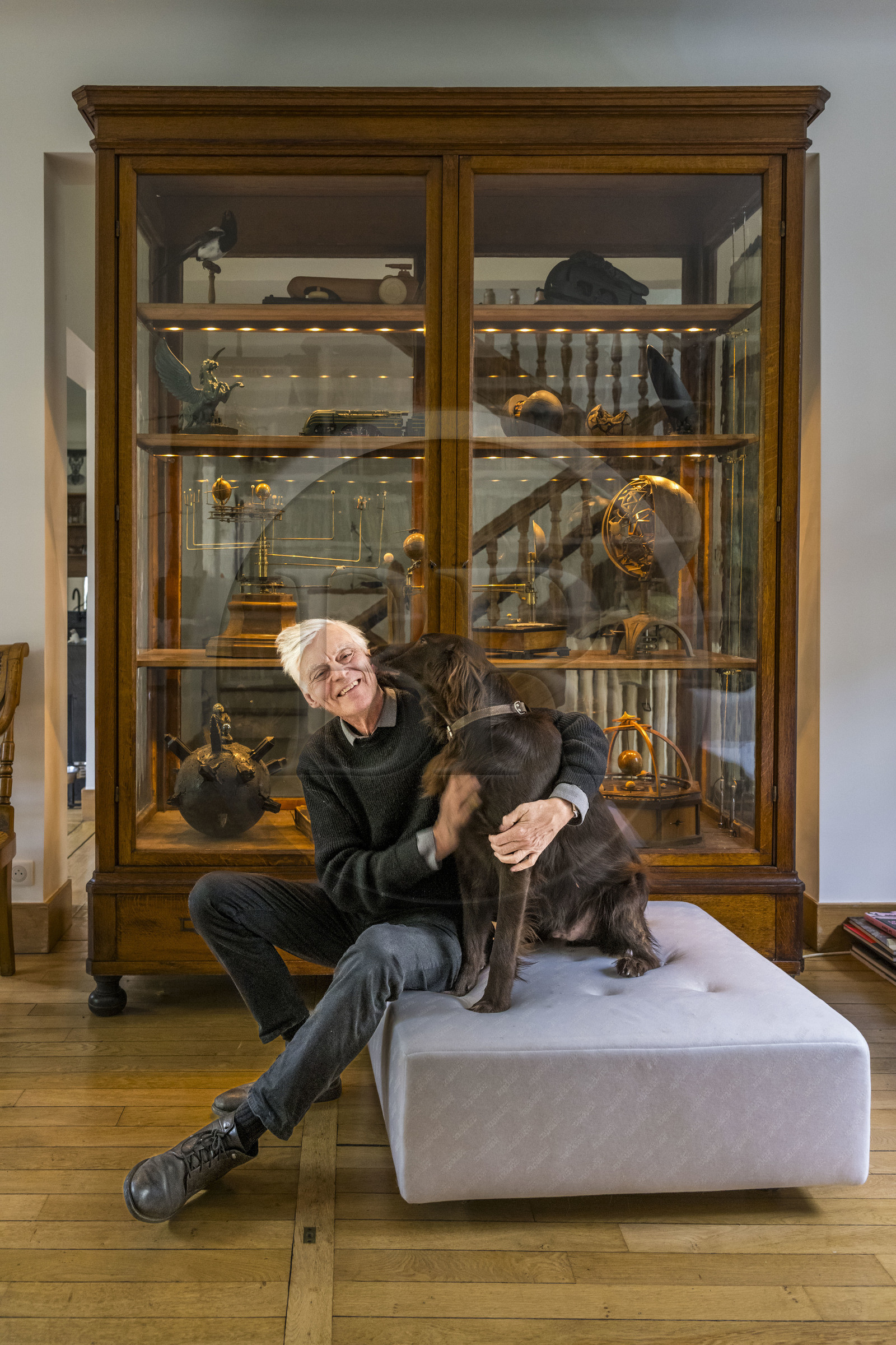 France, Paris (75), le dessinateur et auteur de bande-dessinée François Schuiten dans son atelier parisien, avec son chien Ulysse