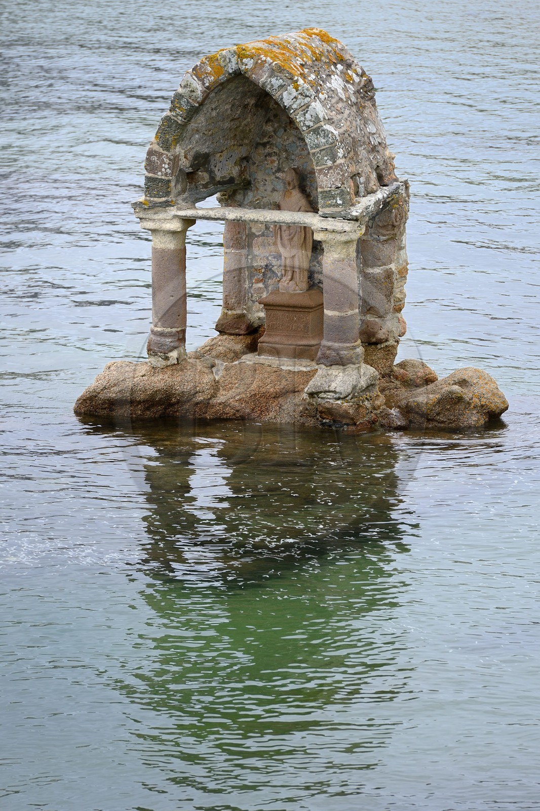 France, Côtes-d'Armor (22), Côte de Granit Rose, Ploumanac'h, oratoire de Saint-Guirec sur la plage Saint-Guirec à marée haute