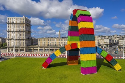 France, Seine-Maritime (76), Le Havre, Centre-ville reconstruit du Havre par Auguste Perret classé Patrimoine Mondial de l'UNESCO, quai de Southampton, Catène de containers oeuvre de Vincent Ganivet (© ADAGP)