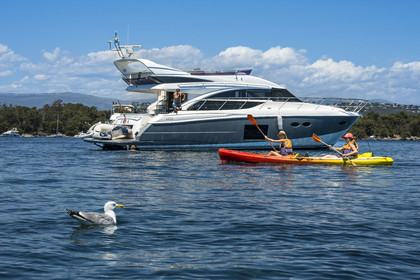 France, Alpes-Maritimes (06), Cannes, randonnée en kayak aux Iles de Lérins, passage dans le bras de mer entre les deux Iles de Lérins, les Iles de Saint-Honorat et Sainte-Marguerite