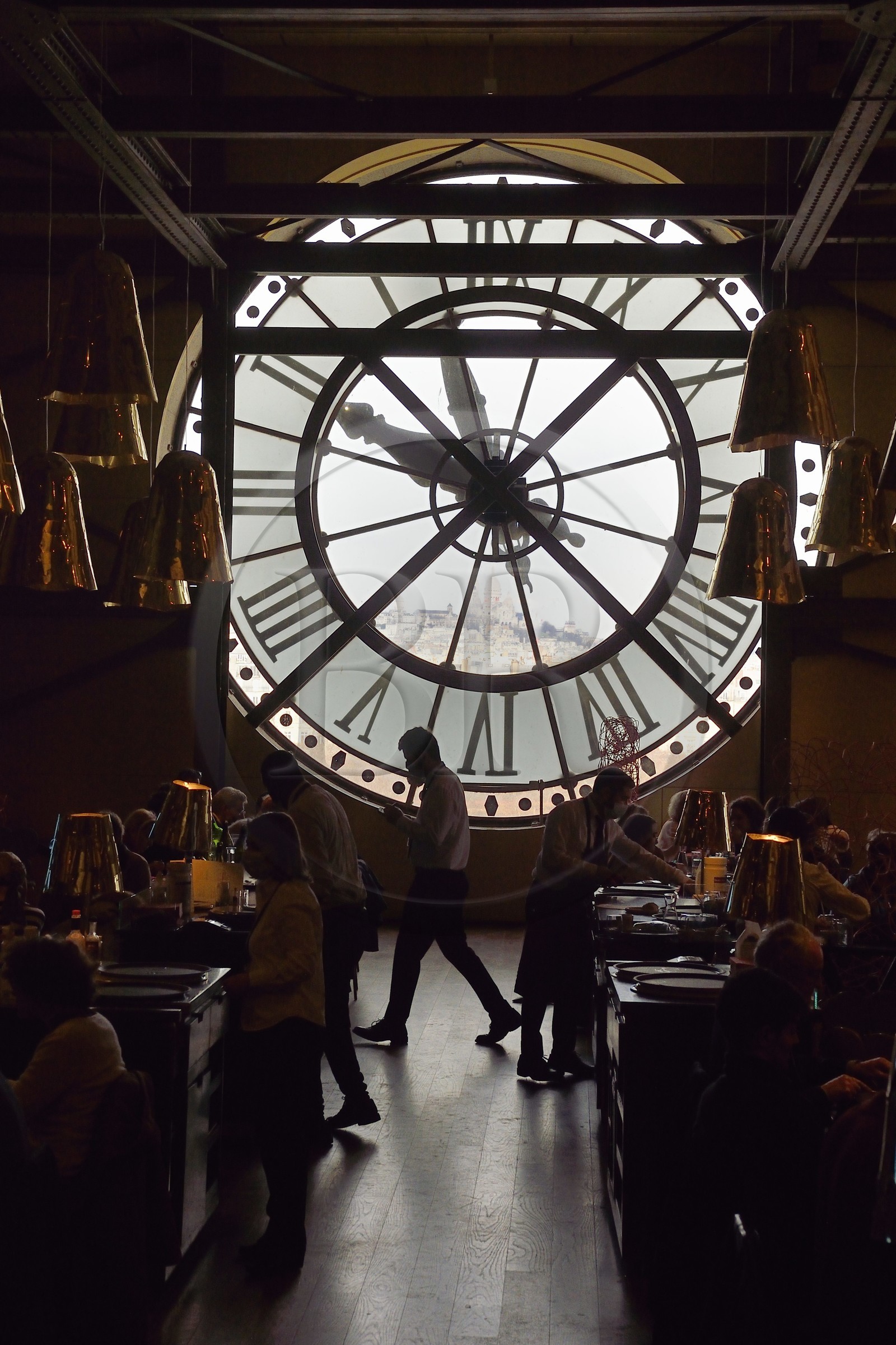 France, Paris (75), le musée d'Orsay, le Café Campana éclairé par son horloge