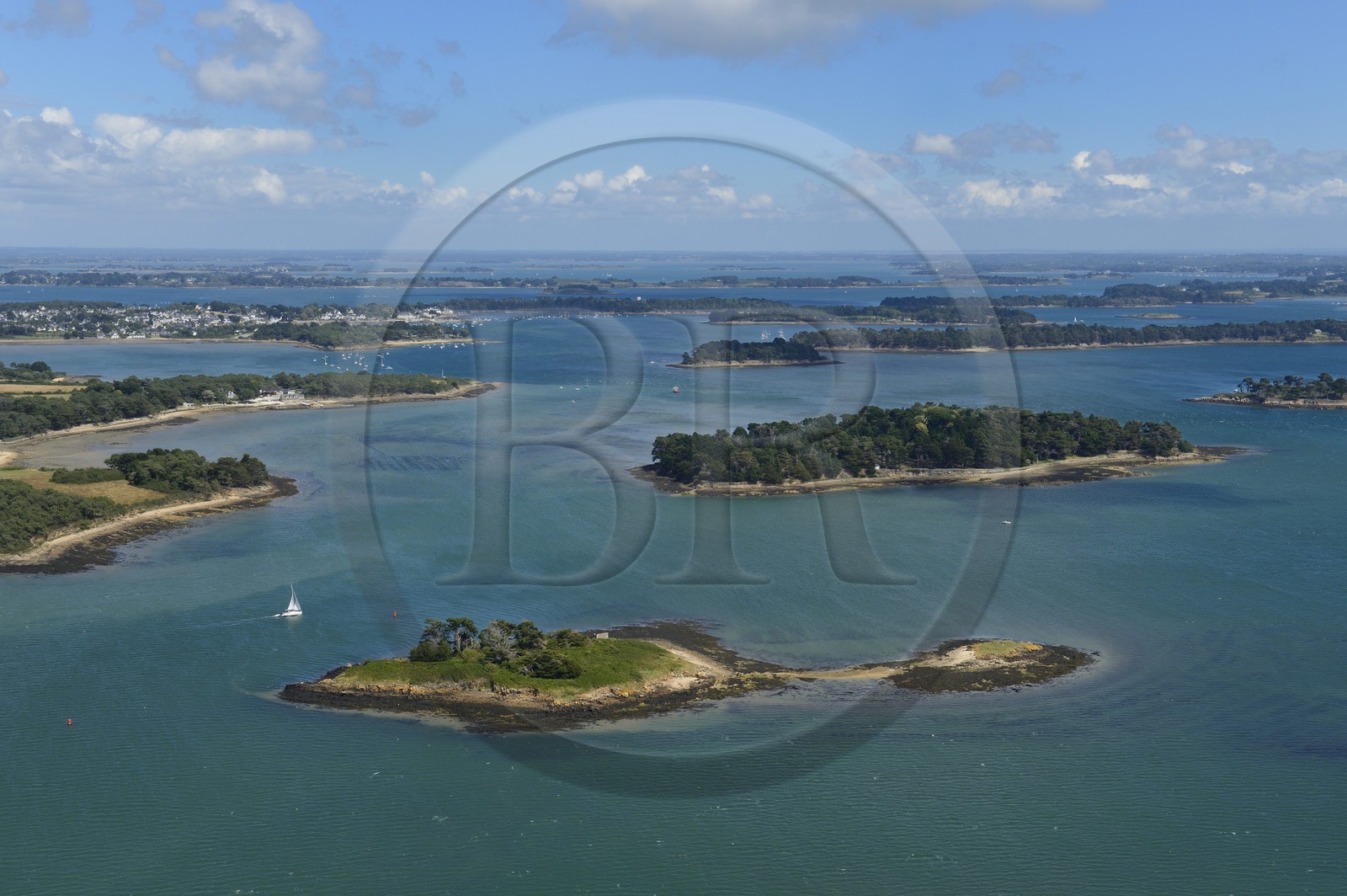 France, Morbihan (56), Golfe du Morbihan, Ile Le Grand Huernic et Er Runio, en arrière plan la ville de Larmor Baden(vue aérienne)