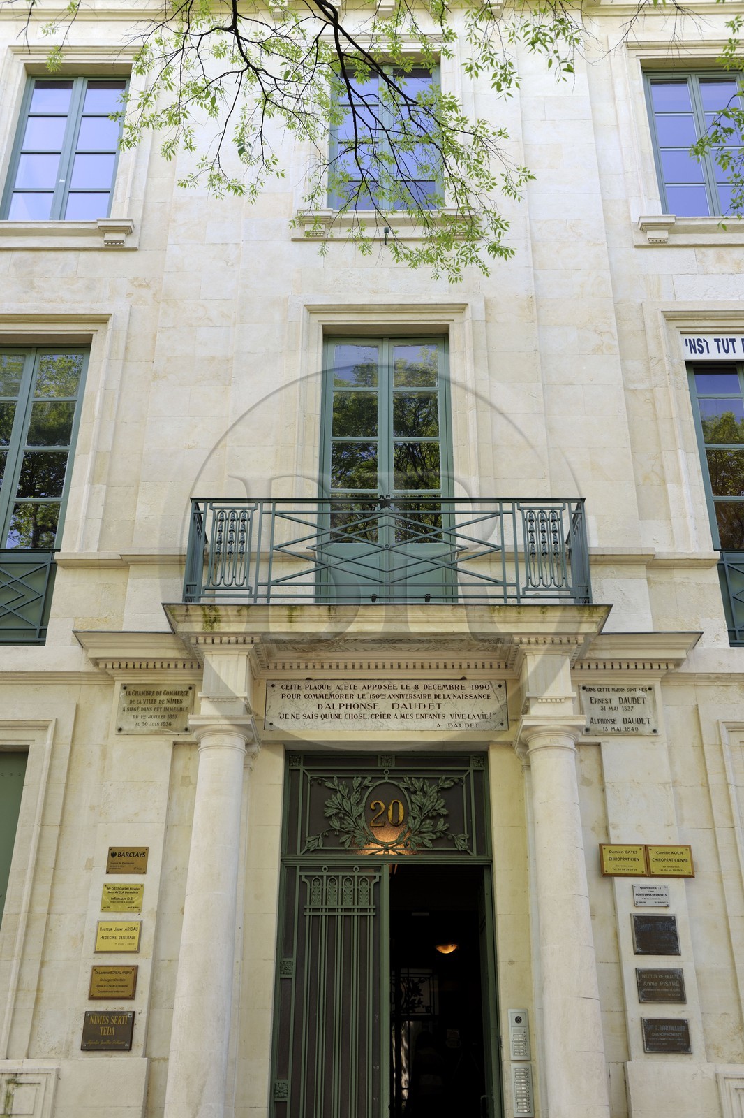 France, Gard (30), Nimes, maison natale d' Alphonse Daudet située au n° 20 du Boulevard Gambetta, sur le fronton est gravé cette phrase de l'auteur: Je ne sais qu'une chose, crier à mes enfants Vive la Vie!