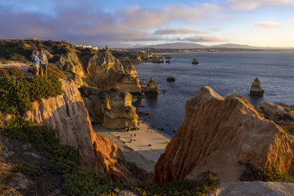 Portugal, Algarve, Lagos, la plage de Praia do Camilo nichée entre des falaises escarpées non loin de Ponta da Piedade
