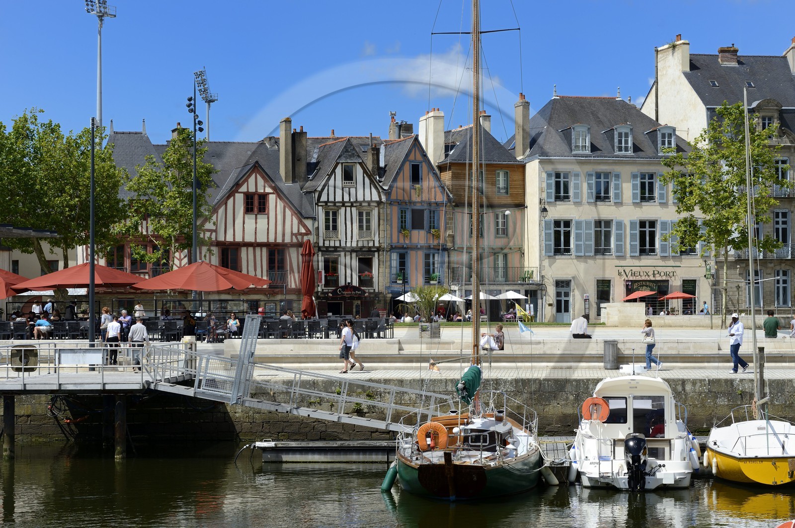 France, Morbihan (56), Golfe du Morbihan, Vannes, le quai Eric Tabarly sur la rive droite du port de plaisance, terrasse d'un bar restaurant et maisons à colombages