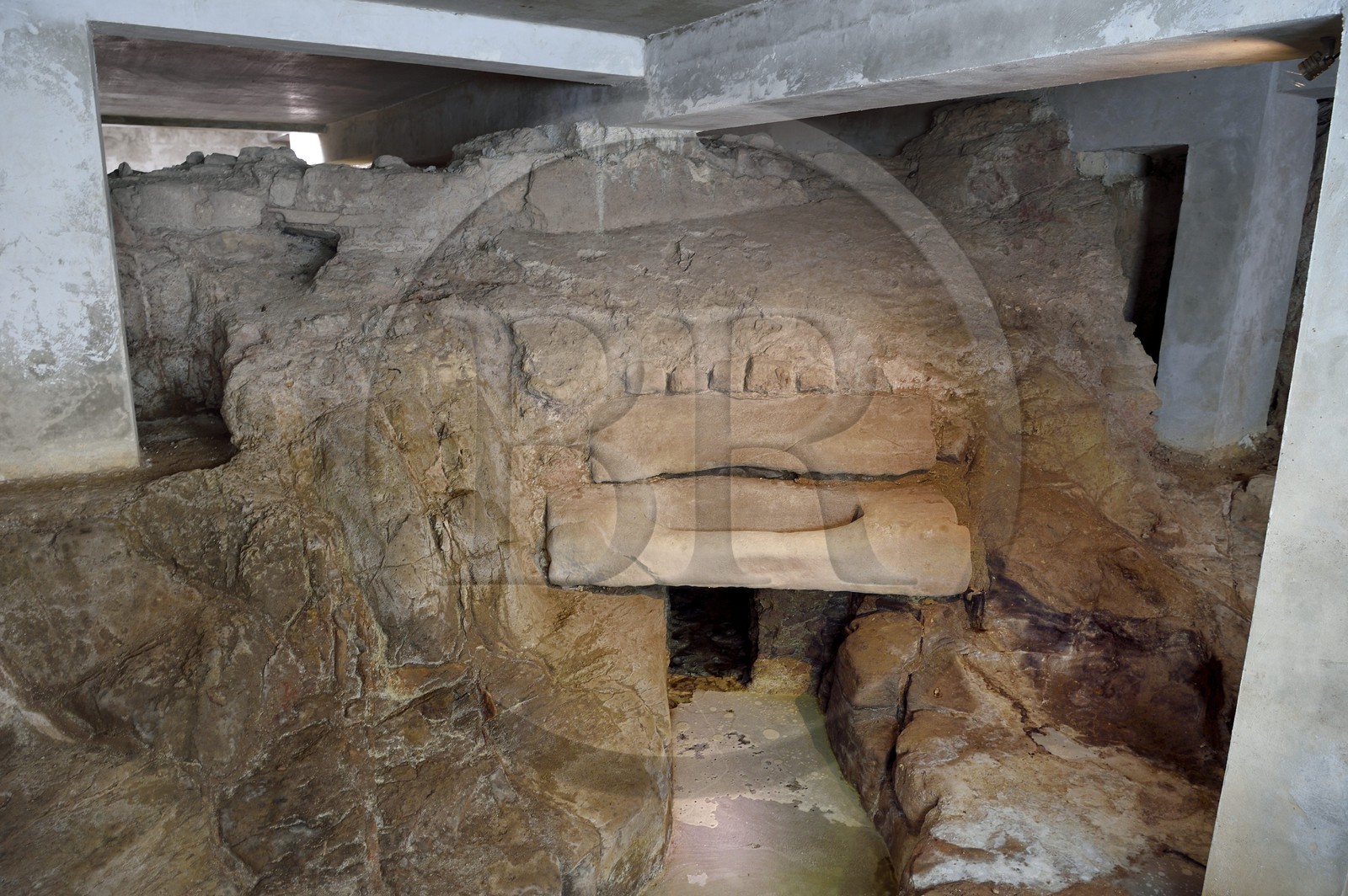 France, Var (83), Fréjus, Forum Julii, la crypte du vivier à poissons et son système d’adduction d’eau datant de l'époque romaine, vanne martelière pour réguler l'eau de mer