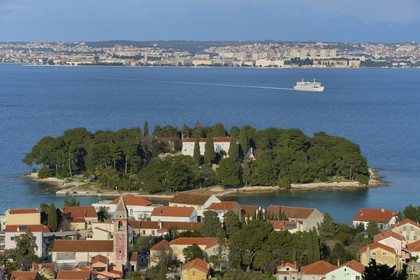 Croatie, Dalmatie, côte dalmate, Ile d’Ugljan, Preko, Monastère Franciscain de l'îlot Galovac, Zadar en arrière plan
