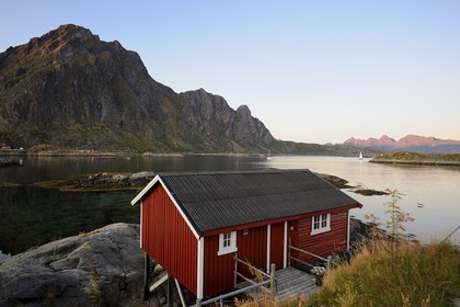 Norvège, Nordland, Iles Lofoten, Austvagoy, rorbuer (maison de pêcheurs) à Svolvaer