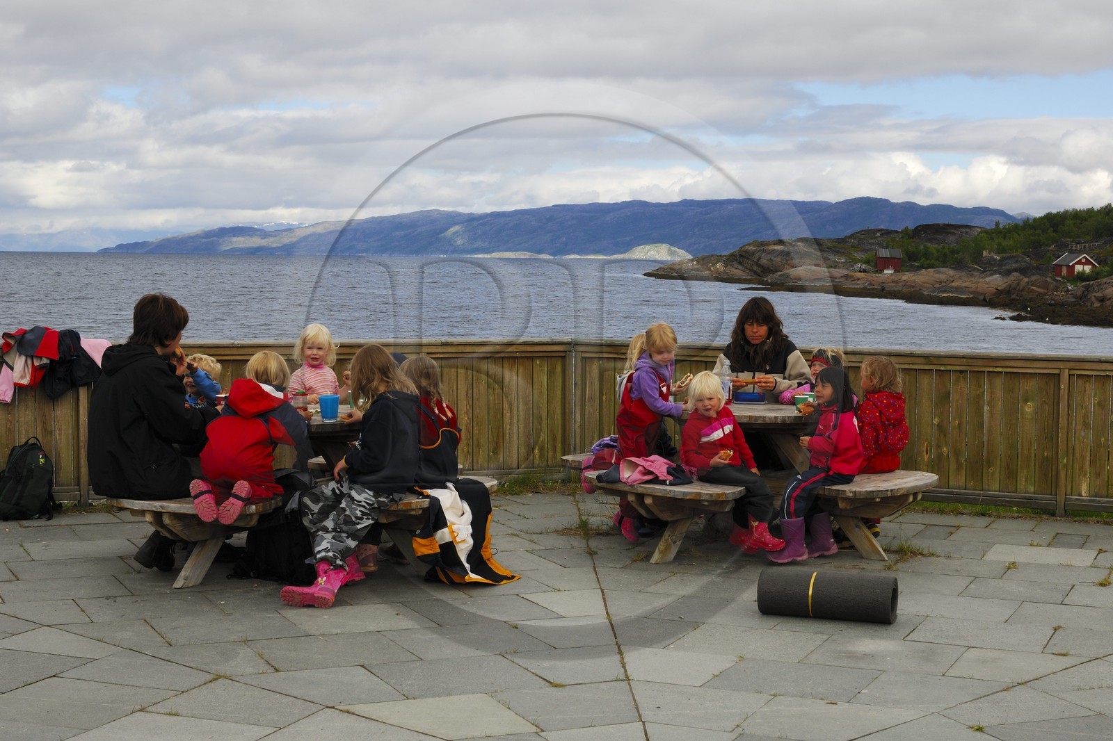 Norvège, Laponie, région du Finnmark, Alta, élèves et leur maitresses site des gravures rupestres, classé Patrimoine Mondial de l' UNESCO