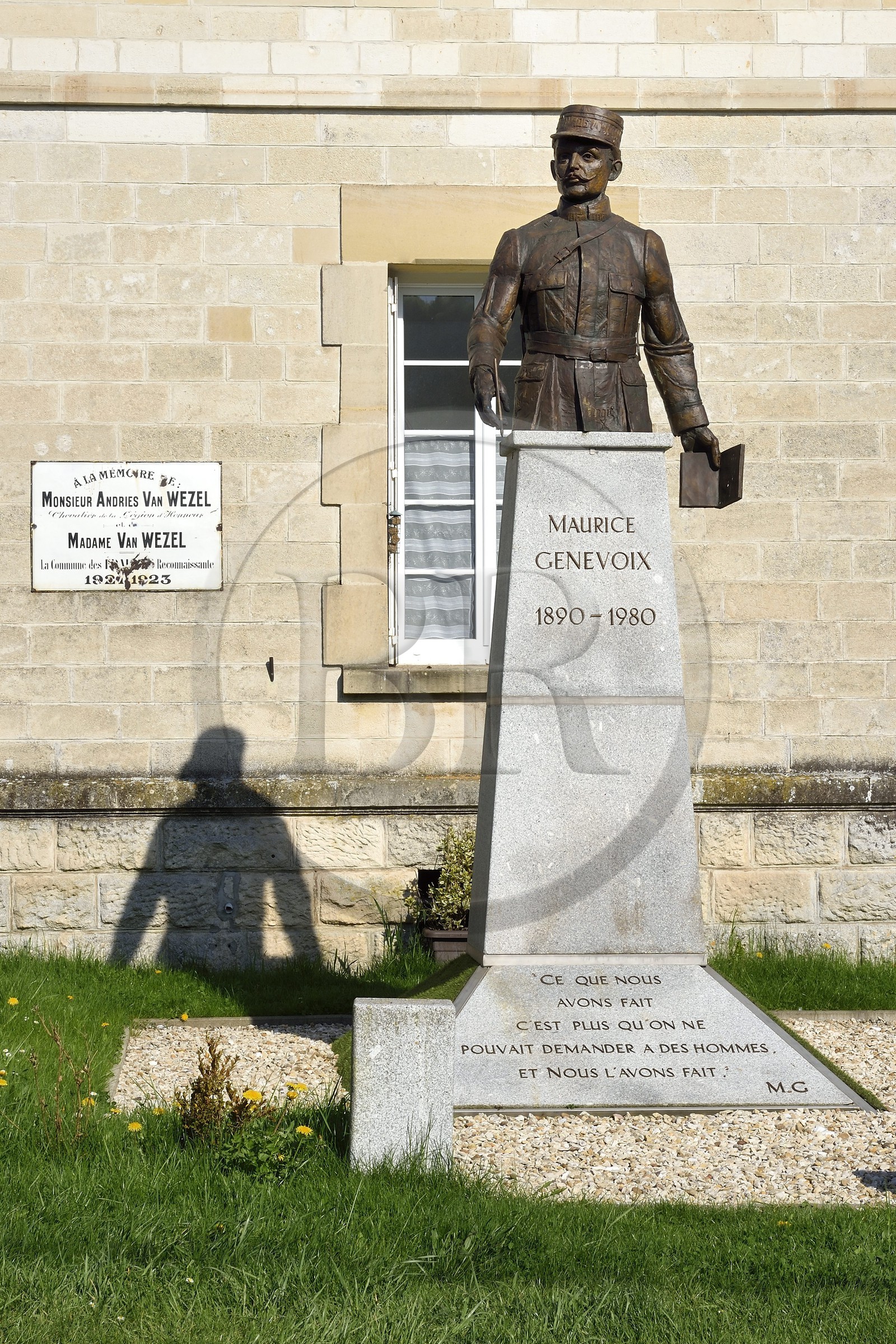 France, Meuse (55), Parc régional de Lorraine, Cotes de Meuse, Les Eparges, la statue-buste de Maurice Genevoix, ancien combattant de la première guerre mondiale, écrivain et poète français qui entrera au Panthéon en 2019