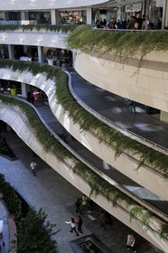 Turquie, Istanbul, le centre commercial Canyon (Kanyon Alişveriş Merkezi), une réalisation des cabinets d'architectes Jerde Partnership de Los Angeles et Tabanlioglu d'Istanbul