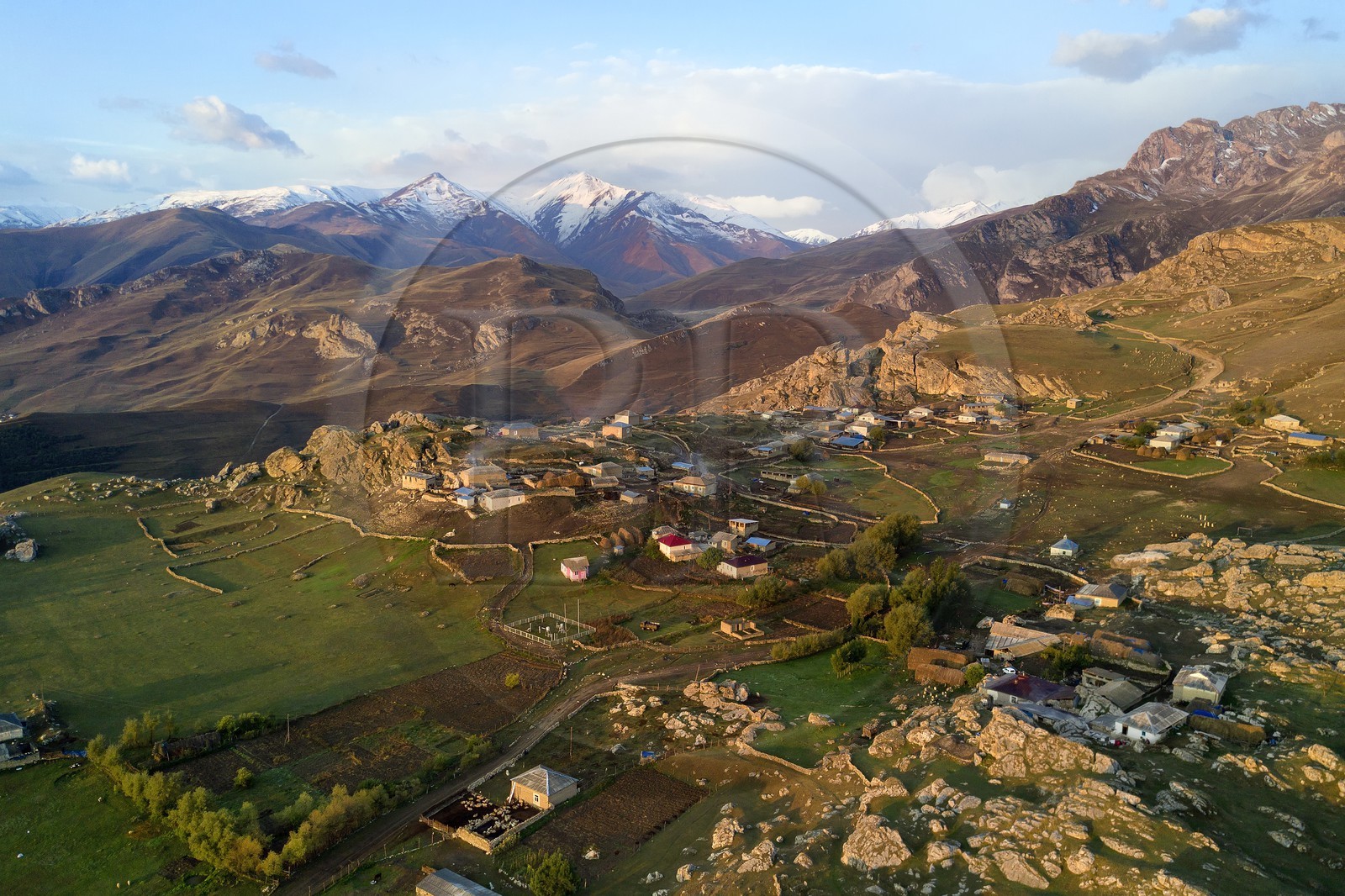 Azerbaïdjan, région de Quba (Guba), chaine de montagne du Grand Caucase, village de Giriz à l'aube (vue aérienne)