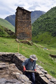 Géorgie, Kakheti, Parc national de Touchétie, vallée de la rivière Alazani dans les montagnes de Pirikiti, village de Parsma (Baso), construction d'un mur en pierres sêches