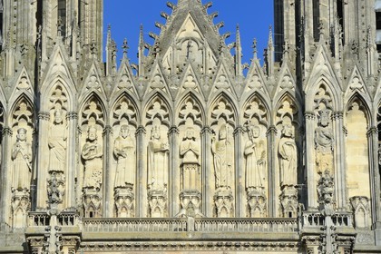 France, Marne (51), Reims, la cathédrale Notre-Dame de Reims, classée Patrimoine Mondial de l'UNESCO, la facade occidentale, le baptême de Clovis (au centre) par l'éveque Saint-Remi, en présence de Clotilde, sa femme et l'inspiratrice de sa conversion, d'assistants de l'éveque et de l'ermite Montan