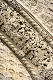 France, Moselle (57), Metz, quartier impérial, la gare de Metz, édifiée de 1905 à 1908 par l'architecte berlinois Jurgen Kruger est inscrite monument historique, fresque sur la facade principale qui est une allégorie des métiers des classes populaires