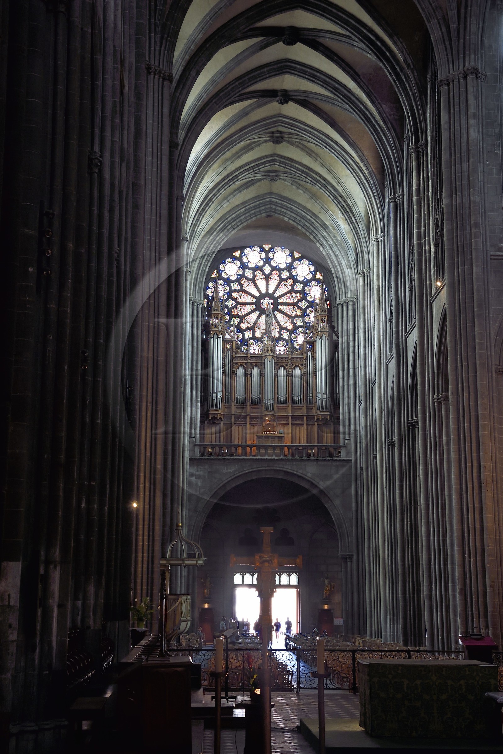 France, Puy-de-Dôme (63), Clermont-Ferrand, cathédrale Notre-Dame de l'Assomption du XIIIe siècle, la nef, l'orgue et la rosace