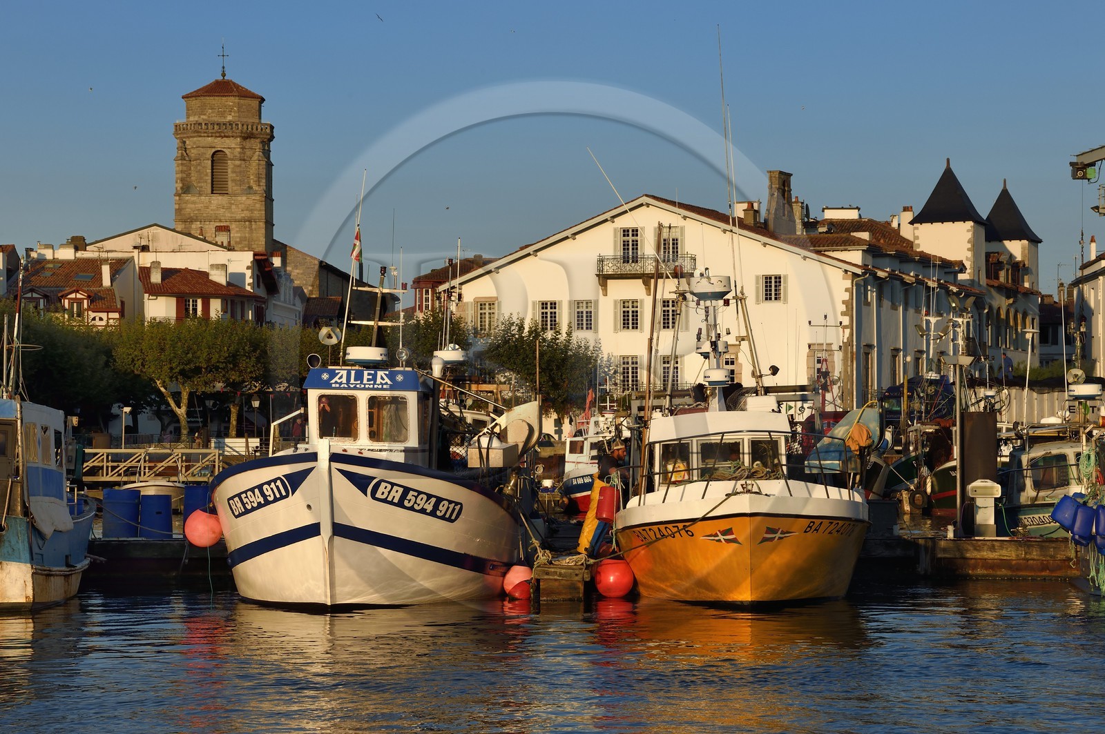 France, Pyrénées-Atlantiques (64), Pays-Basque, Saint-Jean-de-Luz, le port de pêche, l'église Saint-Jean-Baptiste à gauche et la facade blanche de l'hotel de ville à droite