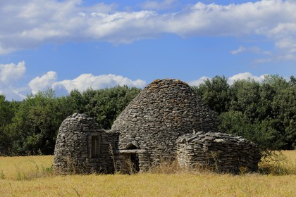 France, Gard (30), région du Pays d'Uzège, Saint-Quentin-la-Poterie, lieu dit La Banque, capitelle ou cabane en bonnet typique de l'architecture en pierre sèche du pays d'Uzège