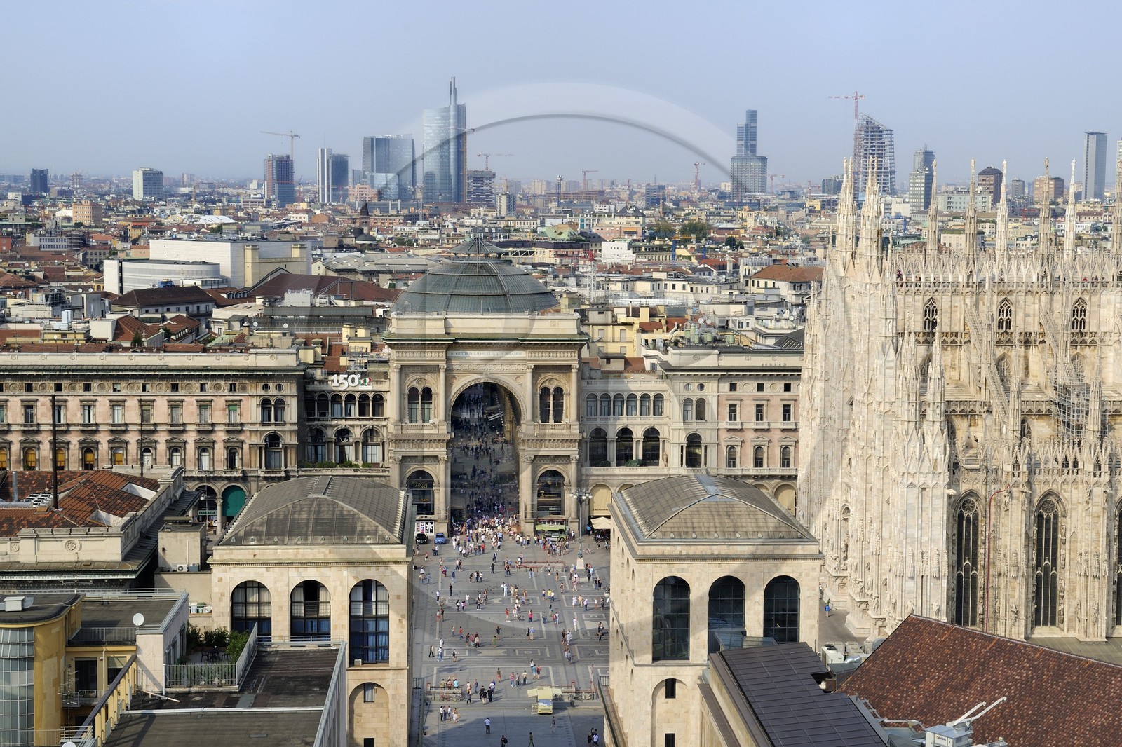 Italie, Lombardie, Milan, Piazza del Duomo et l'entrée de la galerie Vittorio Emanuele II, galerie commerçante construite au XIXe siècle par Giuseppe Mengoni et le Duomo