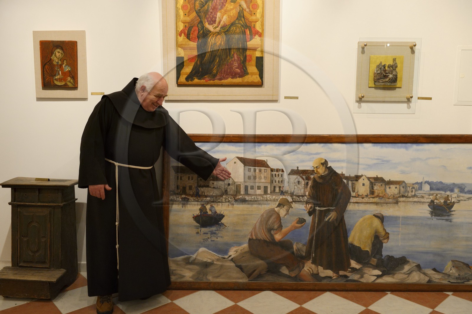 Croatie, Dalmatie, côte dalmate, Monastère franciscain de l’Ile de Krapanj en face de Sibenik, un moine franciscain originaire de Grèce a introduit la pêche de l'éponge dans la région