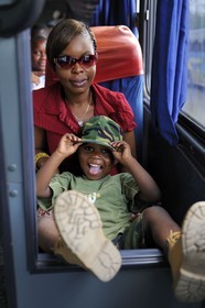 Tanzanie, Dar es-Salaam, gare routière d'Ubungo, une mère et son fils sur le départ dans un bus
