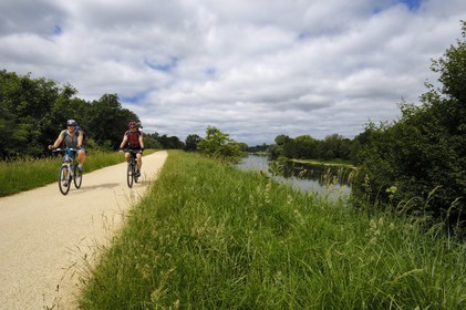 France, Indre et Loire (37), piste cyclable au bord du Cher entre Savonnières et Villandry