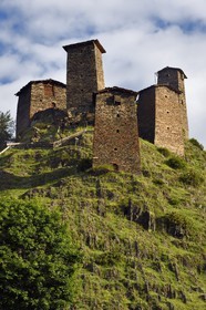 Géorgie, Kakheti, Parc national de Touchétie, Omalo, la forteresse de Keselo de Zemo (haut) Omalo a servi de refuge aux habitants en temps de guerre, tours fortifiées médiévales