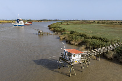 France, Charente-Maritime (17), Rochefort et Soubise, cargo naviguant la Charente et cabanes sur pilotis appelées carrelets (vue aérienne)
