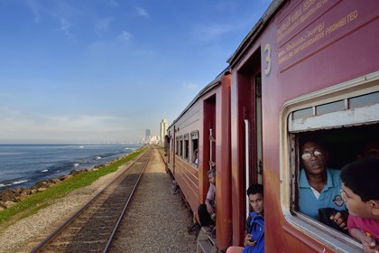 Sri Lanka, Colombo, train de Colombo à Galle et le centre ville en arrière plan