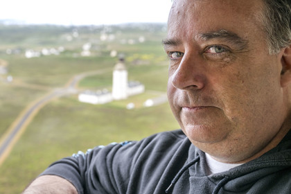 France, Finistère (29), Mer d'Iroise, Ile d'Ouessant, tour radar du Stiff de l'architecte Jean Prouvé (1982) qui surveille le rail de circulation maritime dans la Manche pour le Cross Corsen, Patrick Cornic, technicien du CROSS en poste depuis 2014, le phare du Stiff en arrière plan