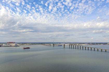 France, Loire-Atlantique (44), le pont de Saint-Nazaire et le port de Saint-Nazaire en arrière plan (vue aérienne)