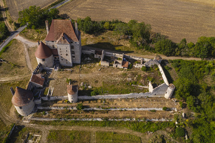France, Allier (03), ancienne province du Bourbonnais, Besson, chateau de Fourchaud chateau de Fourchaud (XIVe siècle au XVIe siècle) appartenant aujourd'hui aux descendants des Bourbon-Parme (vue aérienne)