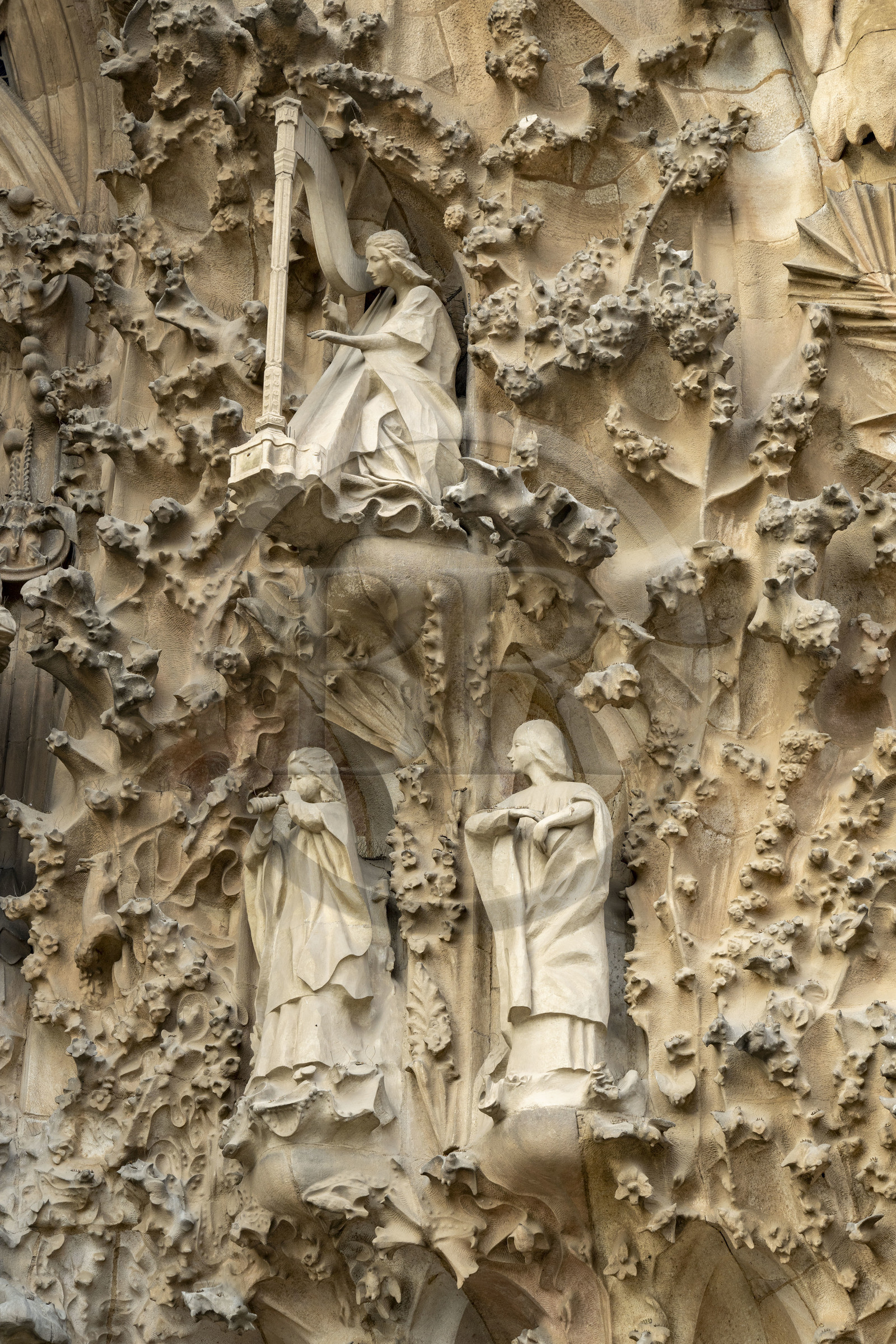 Espagne, Catalogne, Barcelone, quartier de l'Eixample, basilique de la Sagrada Familia de l'architecte du modernisme catalan Antoni Gaudi classée Patrimoine Mondial de l'UNESCO, façade de la Nativité