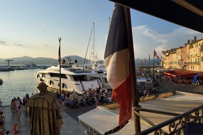 France, Var (83), Saint-Tropez, quai de Suffren, terrasse du bar de l'hôtel Sube qui domine le port
