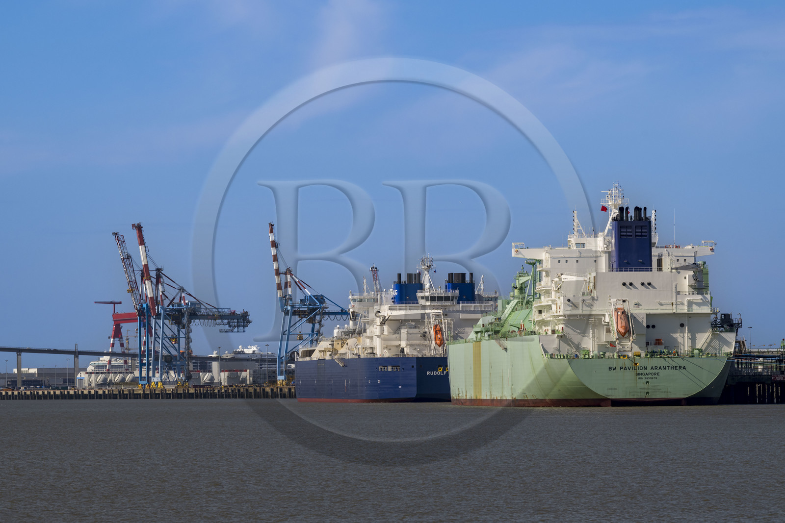 France, Loire-Atlantique (44), Estuaire de la Loire, Saint-Nazaire, méthanier à quai dans le Grand port maritime de Nantes-Saint-Nazaire Terminal méthanier de Montoir-de-Bretagne