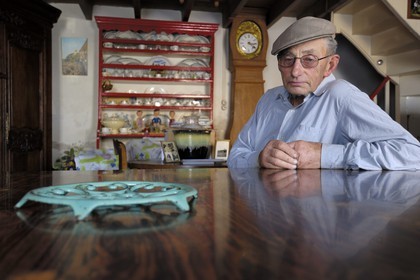 France, Manche (50), Cap de la Hague, Auderville, le paysan Paul Bedel chez lui