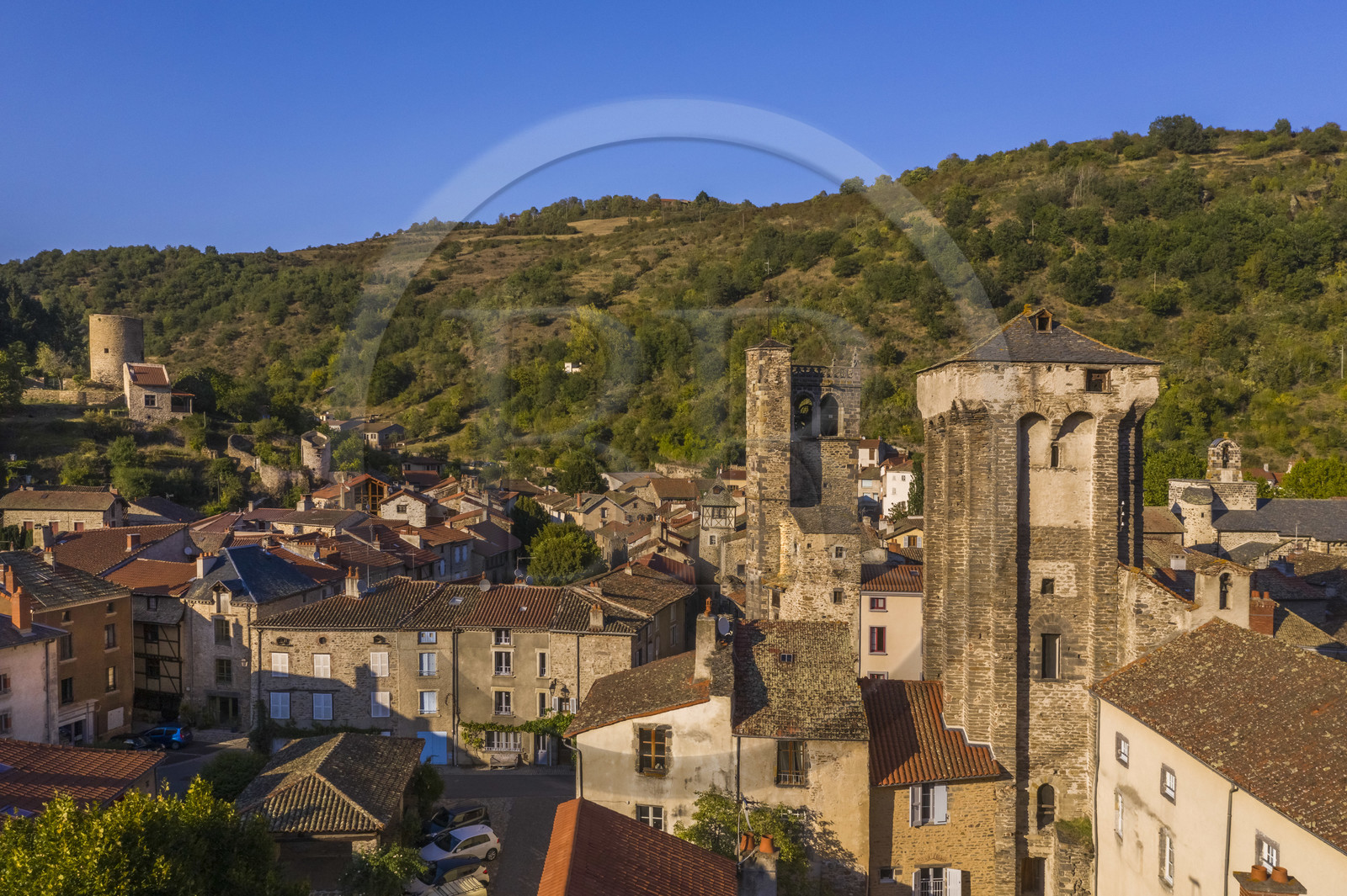 France, Haute-Loire (43), Blesle, labellisé Les Plus Beaux Villages de France, le Clocher Saint-Martin au centre, le Donjon des barons de Mercœur à droite et la Tour de Massadou en arrière plan à gauche