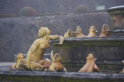France, Yvelines (78), parc du château de Versailles, classé Patrimoine Mondial de l'UNESCO, le Bassin de Latone dans la brume hivernale