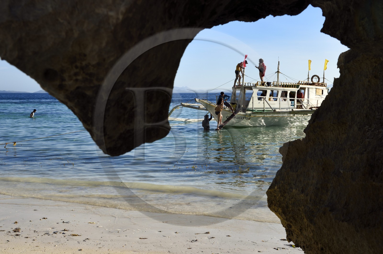 Philippines, Calamian Islands dans le nord de Palawan, Coron Island Natural Biotic Area, Banul Beach, embarquement sur une pirogue à balancier