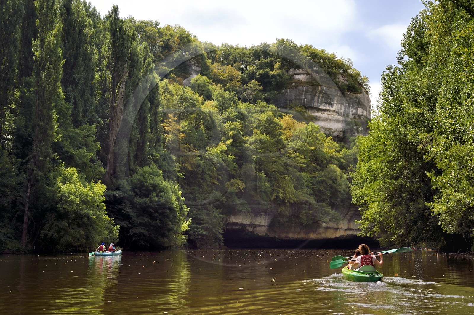 France, Dordogne (24), Périgord Noir, vallée de la Vézère à Peyzac-le-Moustier, kayak sur la rivière Vézère au pied des falaises de la Roque Saint-Christophe
