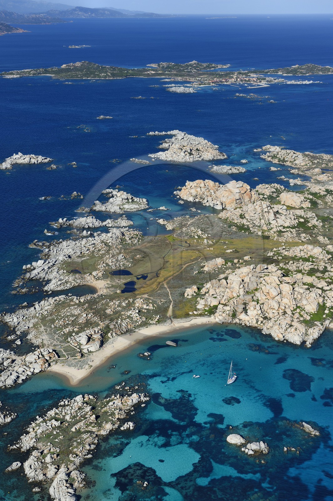 France, Corse-du-Sud (2A), Bonifacio, Réserve naturelle des iles Lavezzi et le cimetière Acciarino qui accueille les sépultures des naufragés de la Sémillante (vue aérienne)
